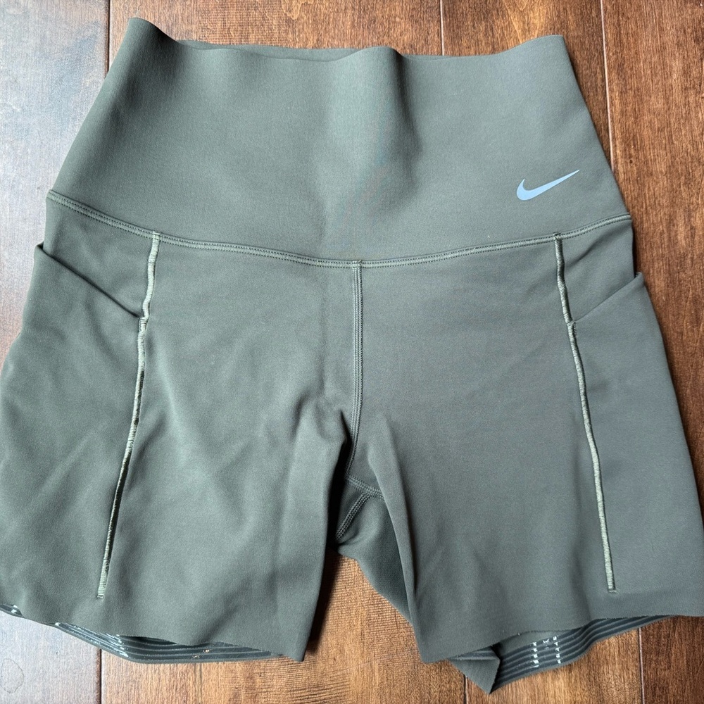 Nike Women's Universa Athletic Shorts in Dark Green, size Small